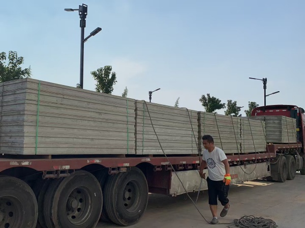 綠標輕質隔墻板發貨現場